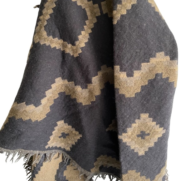 (SOLD) ARITZIA Wilfred Wool Diamond Mosaic Triangle Scarf Reversible Grey Brown - Picture 5 of 6